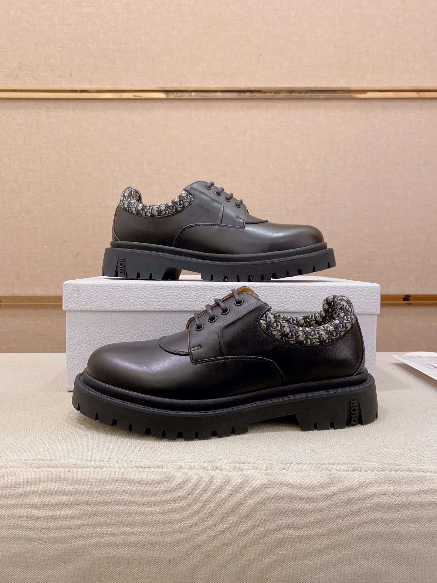 Factory price: 720💰Dior 25 latest men's old-money style leather shoes. They are definitely this year's big hit. They are very good-looking. Simple upper design. Presbyopia embellishment that is highly brand-recognizable. Full of details. The upper foot is grand and the legs are slim. This is just the right thing. Instantly heightens the height. A proper height-increasing tool. The upper is made of imported calfskin. The lining is mixed sheepskin. The original combination rubber outsole. Code number: 39-44. Customized45